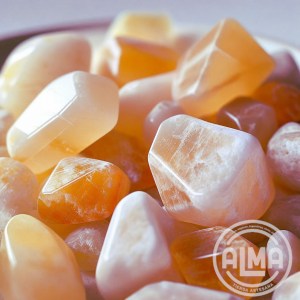 Calcita amarilla en grupo con logo